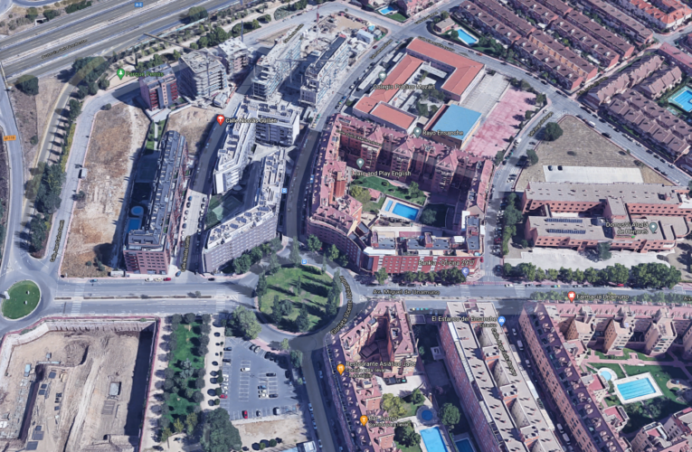 El Ayuntamiento reordena y amplía los estacionamientos en las calles Nicolás Guillén y Juan Carlos Onetti, en El Ensanche