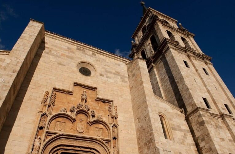 ALCALÁ DE HENARES/ Las activistas LGTBI que irrumpieron en la catedral declaran ante el juez