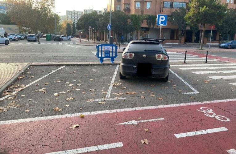ALCALÁ DE HENARES/ La madre un niño con necesidades especiales “desesperada” por la ocupación de las plazas de coche