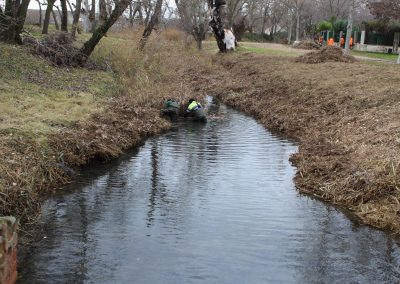 Los trabajadores del Plan de Inserción Laboral realizan trabajos de protección ambiental en el entorno del caz del río Henares