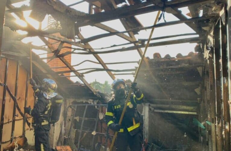 ALCALÁ DE HENARES/ Bomberos extinguen un “aparatoso” incendio en una buhardilla
