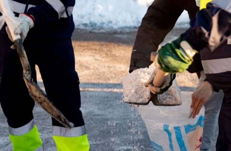 ALCALÁ DE HENARES/ Distribuyen 190 toneladas de sal a vecinos y comunidades
