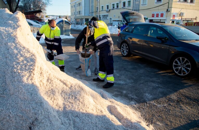 El Ayuntamiento de Alcalá habilita un nuevo punto de reparto de sal en el Centro Sociocultural Zulema