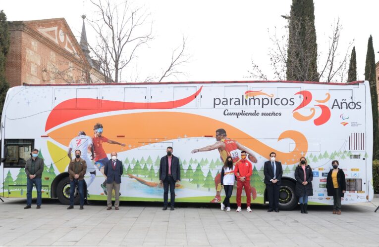 El autobús 25 aniversario del Comité Paralímpico Español recorre las calles de Alcalá de Henares