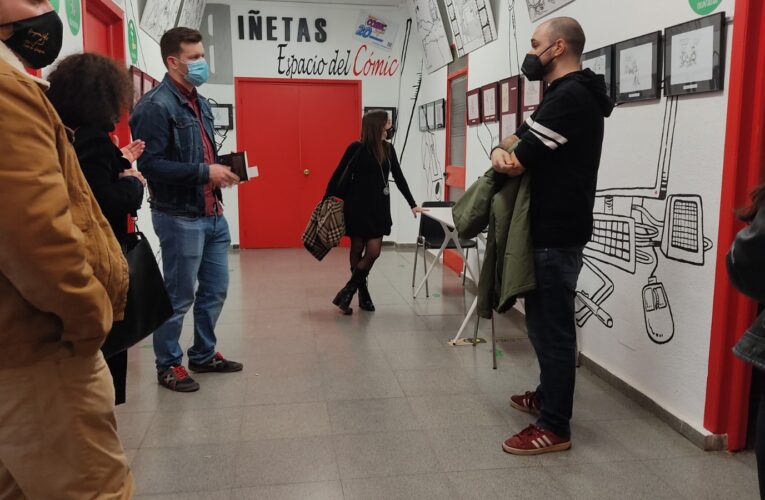 Alberto González visita las exposiciones de los alcalaínos Germán Blasco y David Escarpa en la Casa de la Juventud