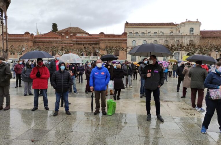 ALCALÁ DE HENARES/ ¡Dolores dimite, Alcalá no te admite!: protestas contra la gerente del Hospital