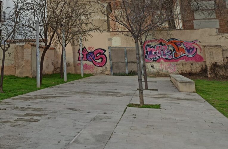 ALCALÁ DE HENARES/ Critican la proliferación de pintadas en el Jardín de las Palabras