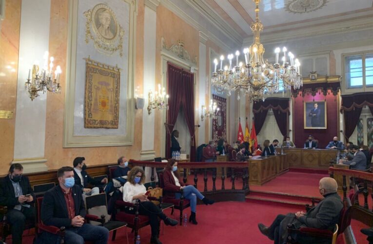 ALCALÁ DE HENARES/ Decenas de personas piden a las puertas del Ayuntamiento el cese de la gerente del Hospital