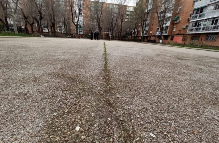 ALCALÁ DE HENARES/ Denuncian el “pésimo estado” de la pista deportiva del Parque del Ángel