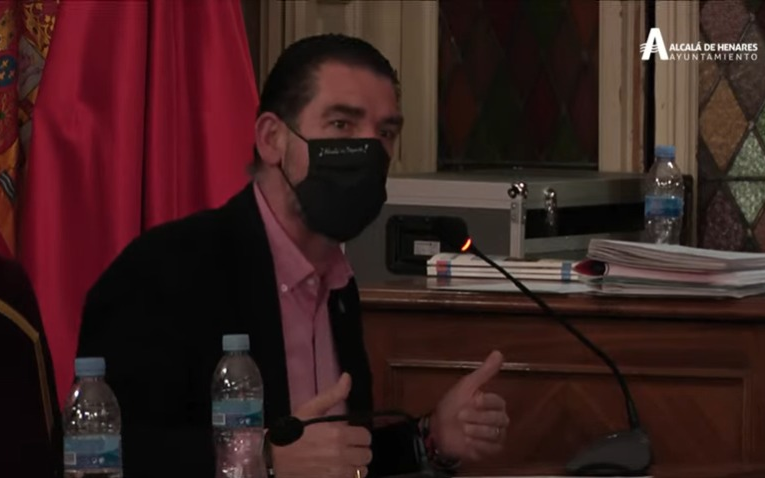 El Pleno del Ayuntamiento aprobó ayer reconocer la gran labor realizada por el colectivo del taxi en Alcalá