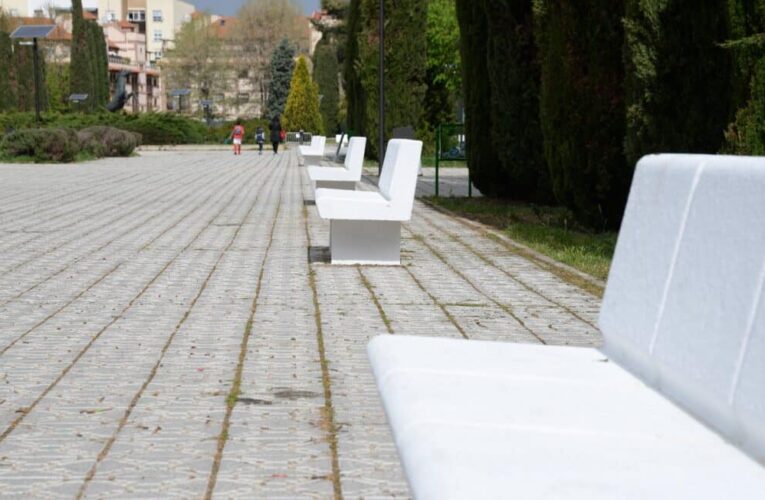 ALCALÁ DE HENARES/ Renuevan el mobiliario urbano de los parques de Isla del Colegio y Sementales