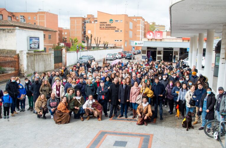 El alcalde de Alcalá recibe a los profesores que han viajado en el tren histórico como homenaje por su labor durante la COVID 