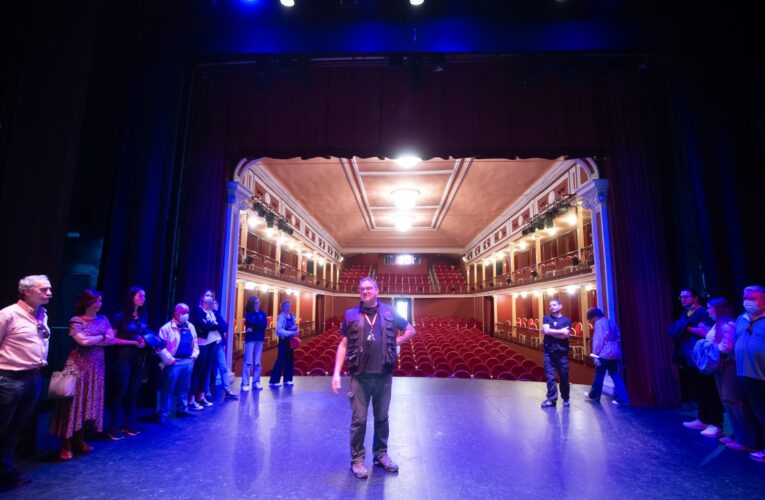 El Teatro Salón Cervantes ha abierto al público para dar a conocer sus entresijos 