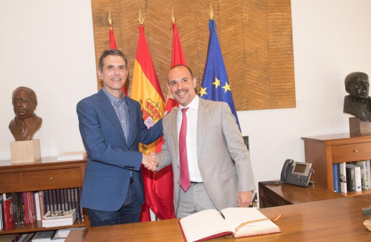 Rodríguez Palacios recibe en Alcalá al presidente de las Cortes de Castilla La Mancha, Pablo Bellido