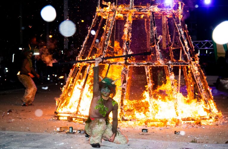 La Hoguera de San Juan, protagonista de las Fiestas del Distrito V, que congregan a multitud de público