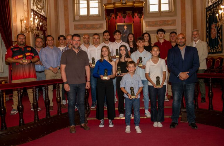 El Ayuntamiento recibe a deportistas alcalaínos que han cosechado méritos en sus respectivas disciplinas