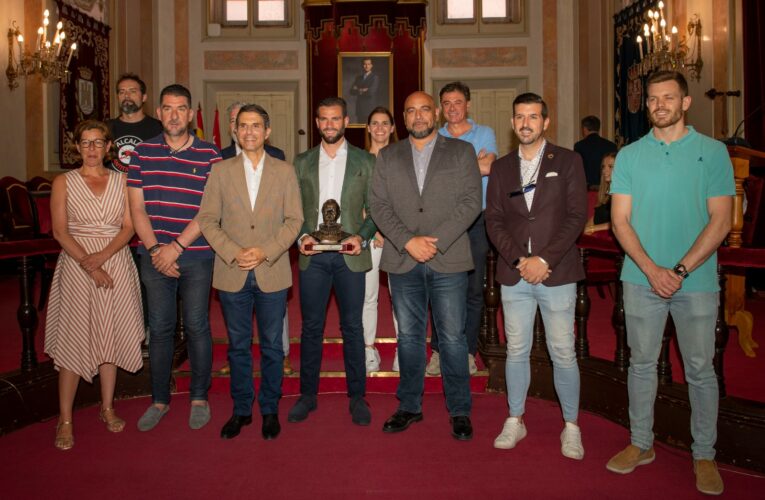 El futbolista alcalaíno Nacho Fernández ha sido recibido hoy en el Ayuntamiento de Alcalá de Henares en reconocimiento de sus méritos deportivos