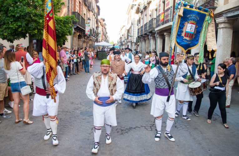 La calle Mayor, epicentro esta tarde de Alcalá Suena con el animado pasacalles del Centro Extremeño