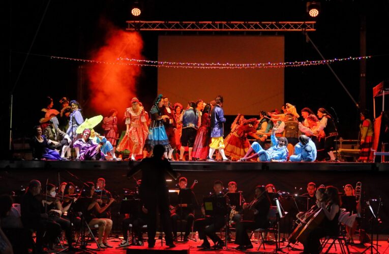 La Orquesta Ciudad de Alcalá y la Agrupación Coral de Coslada ofrecieron ayer una Antología de la Zarzuela que congregó a numeroso público  