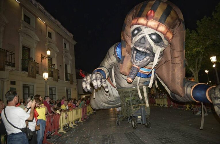 Alcalá de Henares cierra sus Ferias 2022 con un gran desfile de carrozas y un espectacular Castillo de Fuegos Artificiales