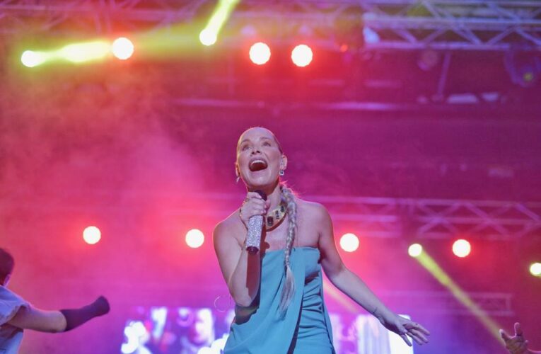 Soraya Arnelas llena de música y público la Plaza de Cervantes con su concierto gratuito  