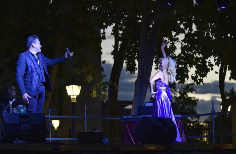 Manuel Alejandro abre el ciclo de música gratuito de artistas locales en la Plaza de Palacio