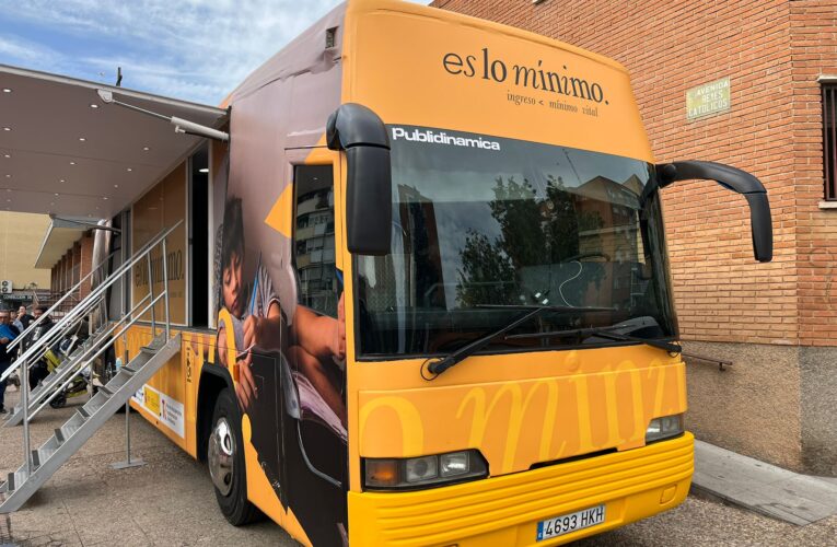 Alcalá de Henares, primera parada del autobús informativo del Ingreso Mínimo Vital del Gobierno de España