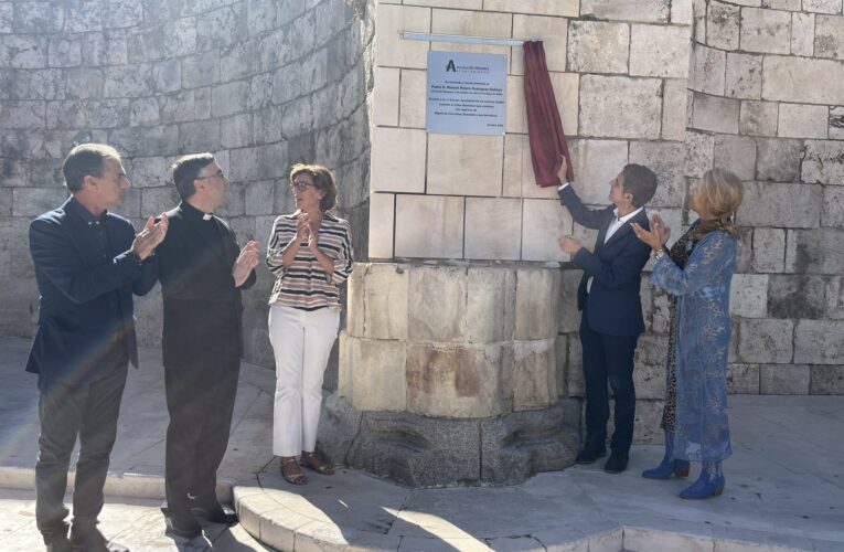 Las Ruinas de Santa María acogen la placa en homenaje al Padre Palero 