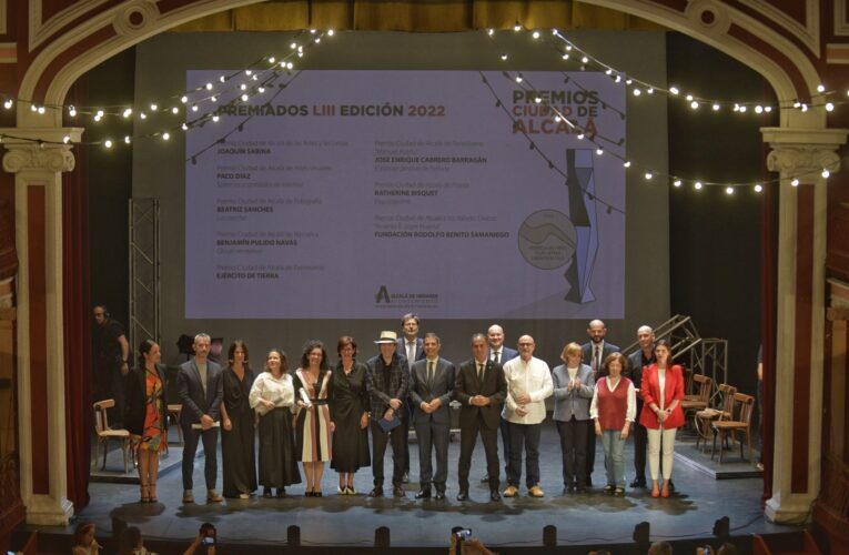 Joaquín Sabina recibe de manos del alcalde el Premio Ciudad de Alcalá a las Artes y las Letras