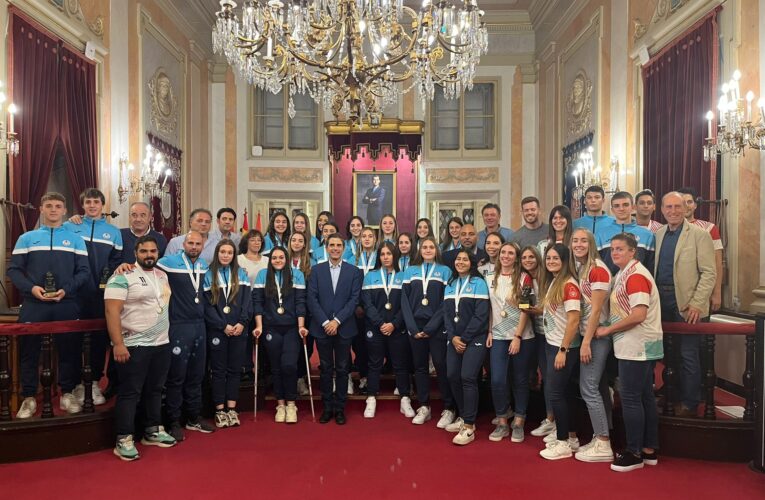 Deportistas del CD Iplacea y el Balonmano Playa Alcalá, recibidos en el Salón de Plenos del Ayuntamiento