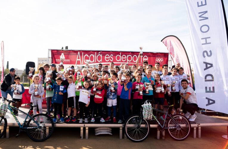 Más de 700 corredores y corredoras participan en el Cross del IES Antonio Machado