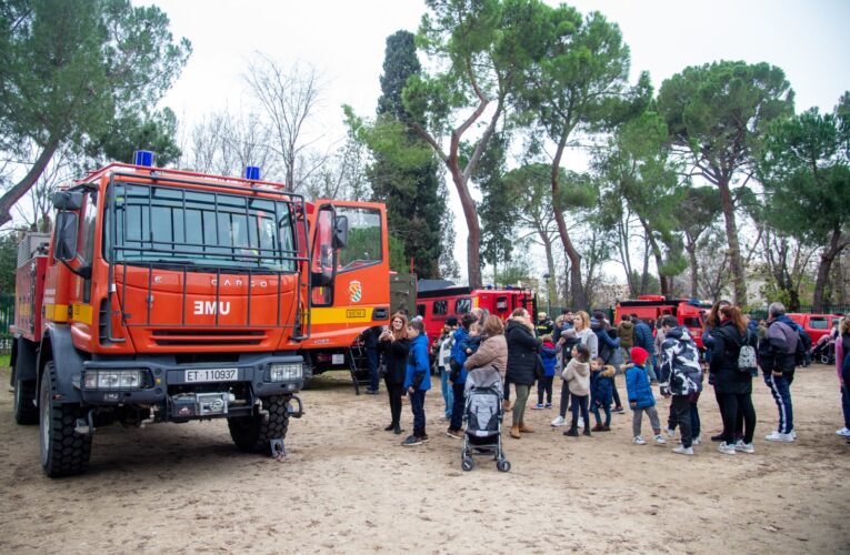 El Parque O´Donnell ha acogido una gran exhibición de vehículos de la UME