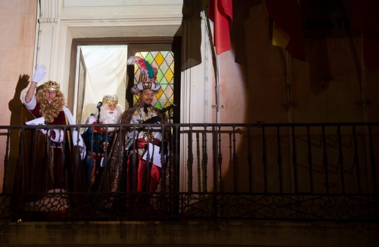 Miles de personas disfrutan de la Cabalgata de Reyes de Alcalá en una noche mágica y llena de ilusión