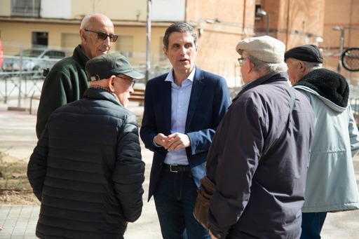El Ayuntamiento instala en la plaza del barro un medallón en el que los vecinos han plasmado las huellas de sus manos en homenaje a su labor