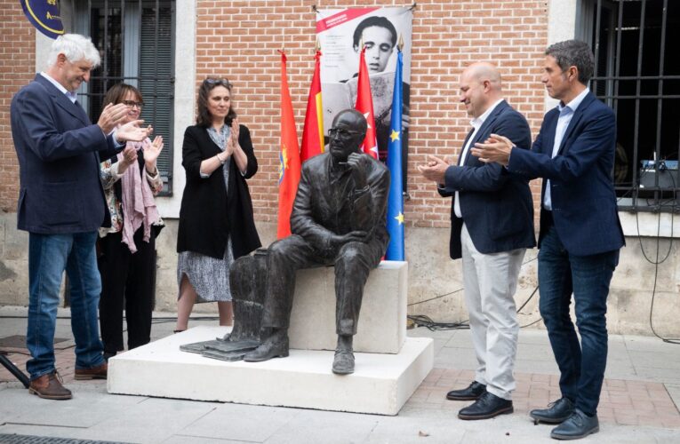 Una escultura de bronce, homenaje a la memoria de Arsenio Lope Huerta