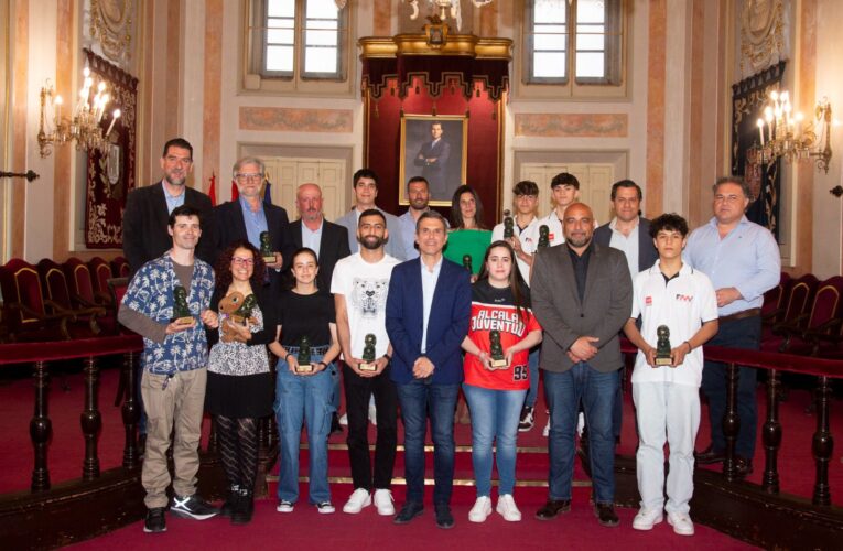 El Ayuntamiento recibe a deportistas complutenses que han cosechado méritos en disciplinas como el Voleibol, Baloncesto, Jiu Jitsu y Tiro con Arco