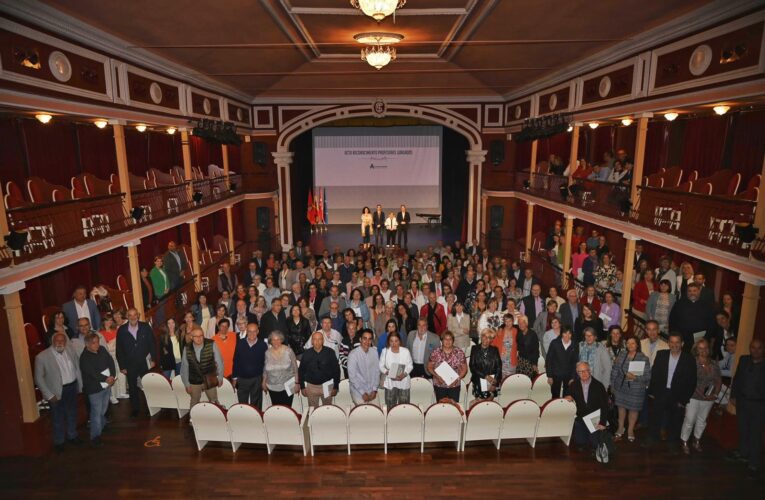 El Ayuntamiento homenajea a los profesores y personal de los centros educativos jubilados durante el curso 2021-2022