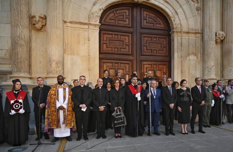 La presidenta de la Comunidad de Madrid acompaña a Cofradías y alcalde en la Semana Santa alcalaína