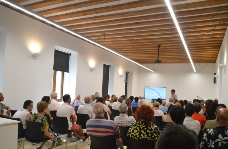 Reunión con vecinos y comerciantes de las calles Talamanca y Ángel para detallar su remodelación que comenzará en breve