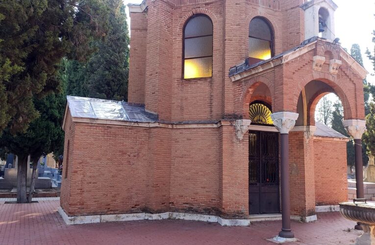 El Ayuntamiento de Alcalá repone la cubierta de plomo de la capilla del cementerio municipal