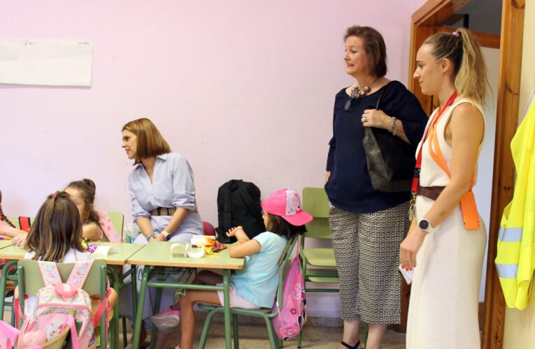 La alcaldesa Judith Piquet y la concejala de Educación Dolores López visitan el ‘Abierto para jugar en Verano’