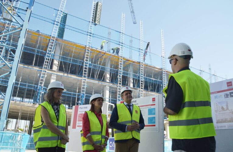 La alcaldesa Judith Piquet visita junto al consejero Jorge Rodrigo las obras de las nuevas viviendas de alquiler del Plan Vive en Espartales Norte