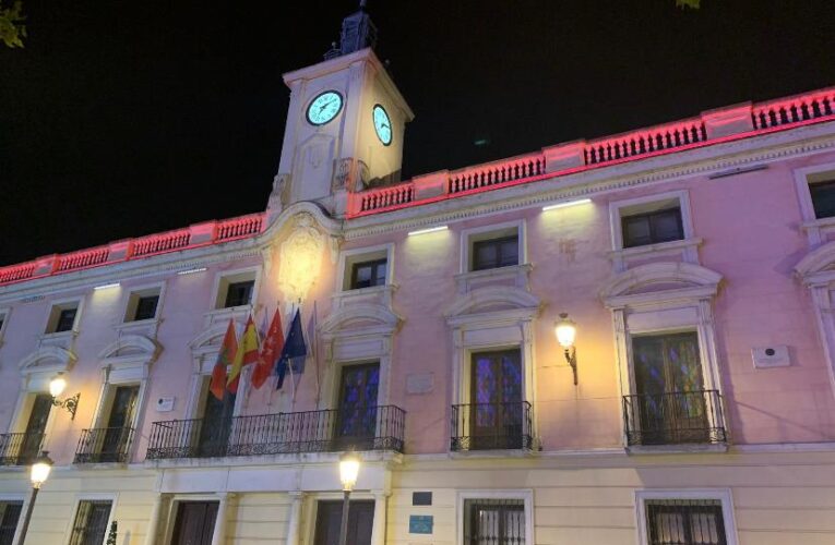 La fachada del Ayuntamiento se ilumina hoy de color rojo en apoyo a la investigación de la enfermedad de Duchenne