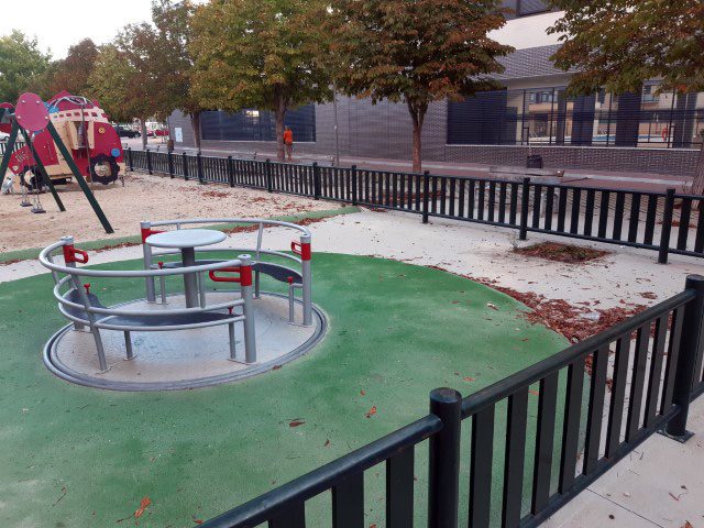 En marcha un nuevo plan de cribado de la arena de las áreas de juego infantiles de la ciudad