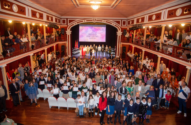 El escritor Pedro Mañas recoge el premio Cervantes Chico 2023 en el Alcalá de Henares
