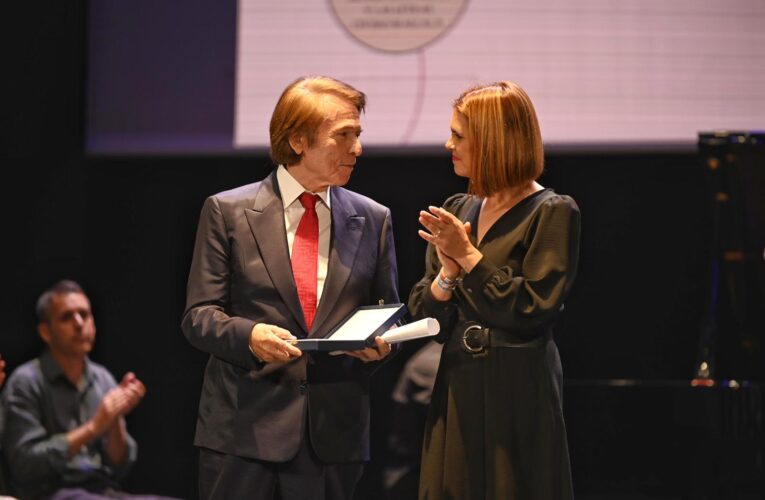 Raphael deja su huella en la gran noche de los Premios Ciudad de Alcalá