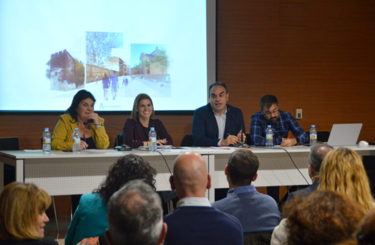La alcaldesa Judith Piquet preside una reunión con asociaciones y vecinos para detallar la fase de obras en el Centro de Alcalá