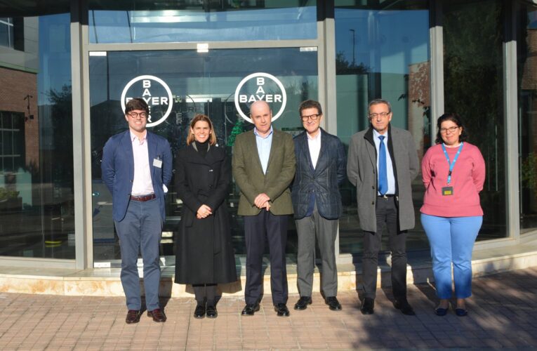 La alcaldesa Judith Piquet visita la planta de Bayer en Alcalá de Henares