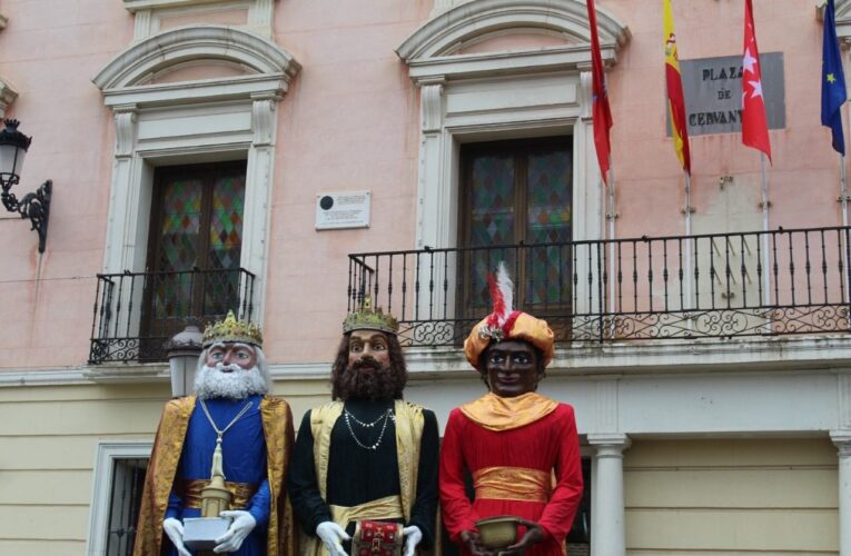 La Comparsa Navideña de Gigantes recorrerá las calles de Alcalá y los Carteros Reales recogerán las cartas de los niños en la Capilla del Oidor