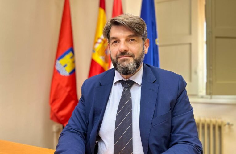 El gobierno municipal, integrado por Partido Popular y Vox, denuncia que el PSOE aprobó una licencia manifiestamente ilegal que puede generar graves consecuencias a los alcalaínos